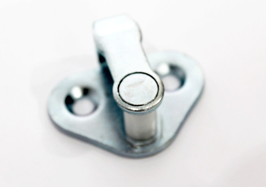 Striker door lock
