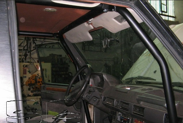 Anti-roll cage - Front arch outside the dashboard
6 Point multi-point internal bolt-in roll cage