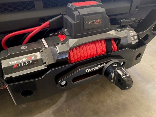 M12.5S 12v electric winch c/w synthetic rope and 2 wireless remote control